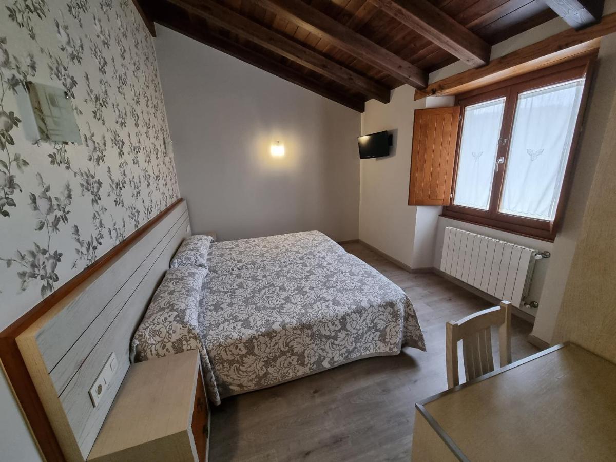 Pensión Ribadiso Arzua Bagian luar foto